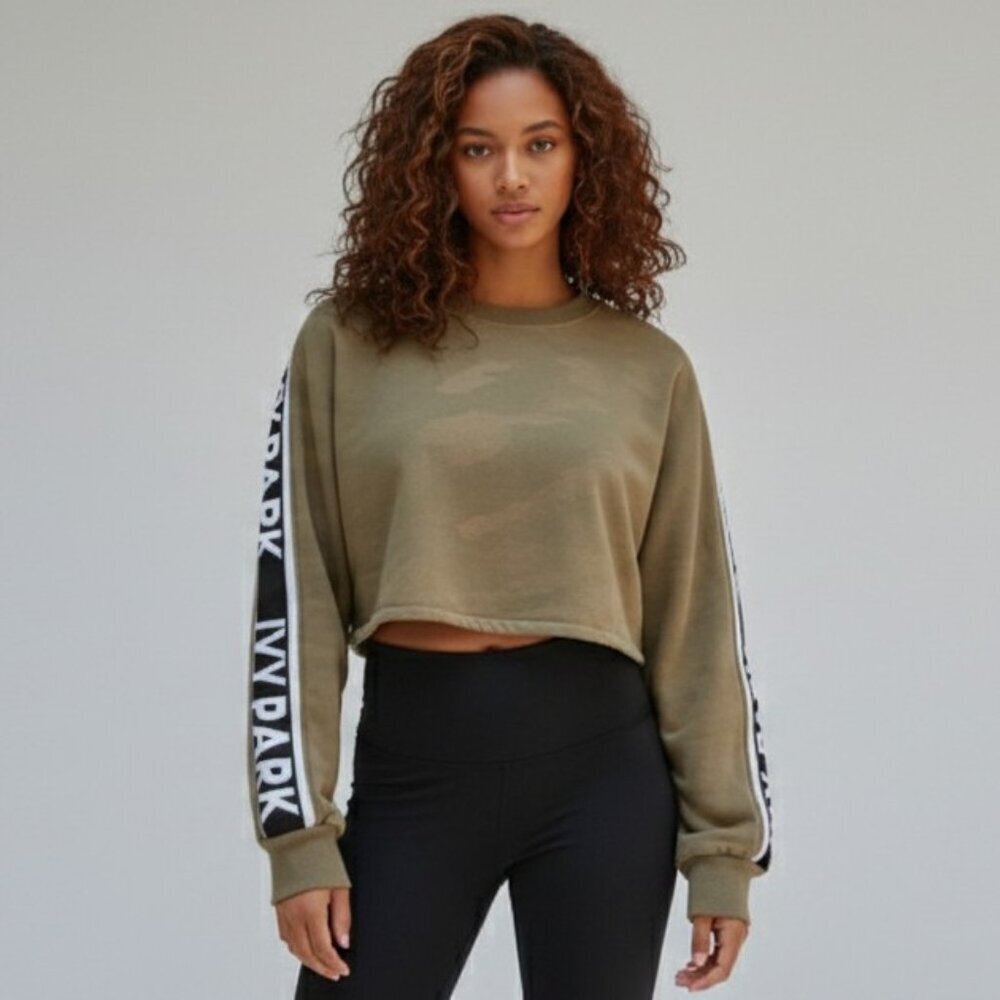 Ivy Park Women's Cropped Army Green Sweatshirt Logo Tape Sleeves Size Small Camo